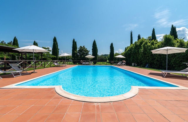 Granja "Officina" con piscina compartida, terraza privada y Wi-Fi