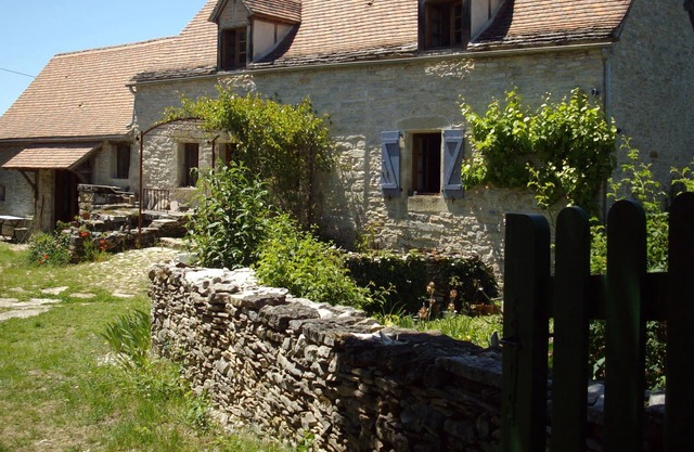 Casa de campo tradicional en la frontera de Lot / Aveyron con piscina de sal. Se admiten mascotas.