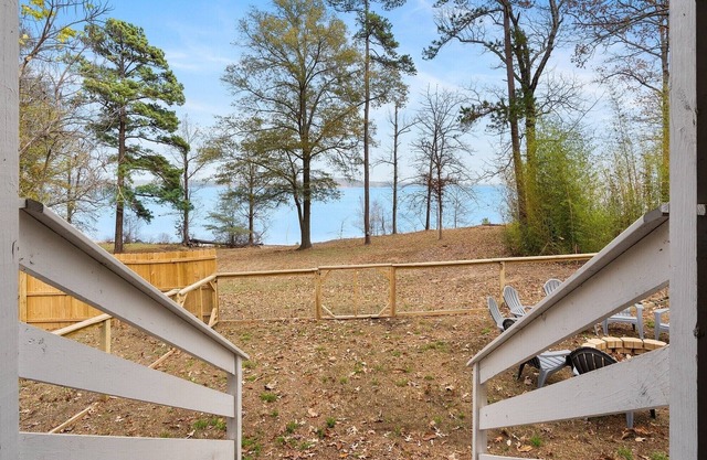 Farmhouse on the Lake - Waterfront Lake of the Pines!