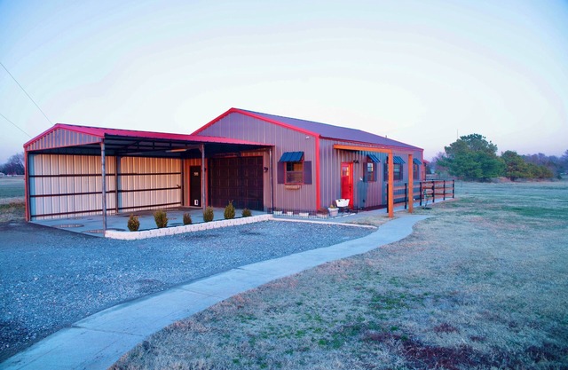 Farmhouse outskirts of Norman’s “Okla. University” fastWiFi, 2-75”TVs, KING BED