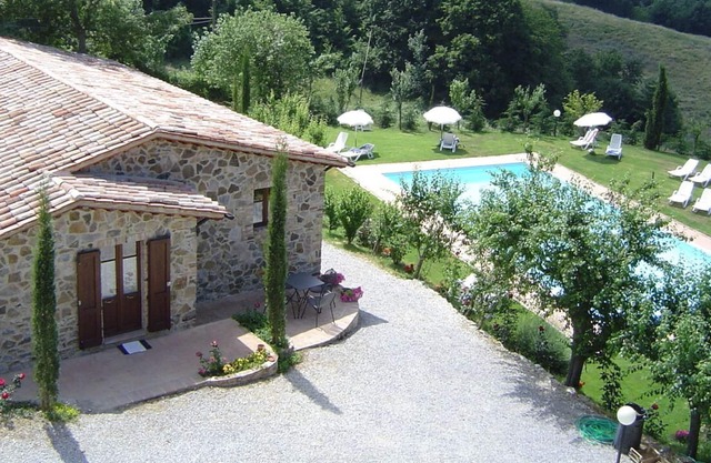 Farmhouse 'Podere Le Ghiande, Granaio N°11' with Mountain View, Shared Pool and Wi-Fi