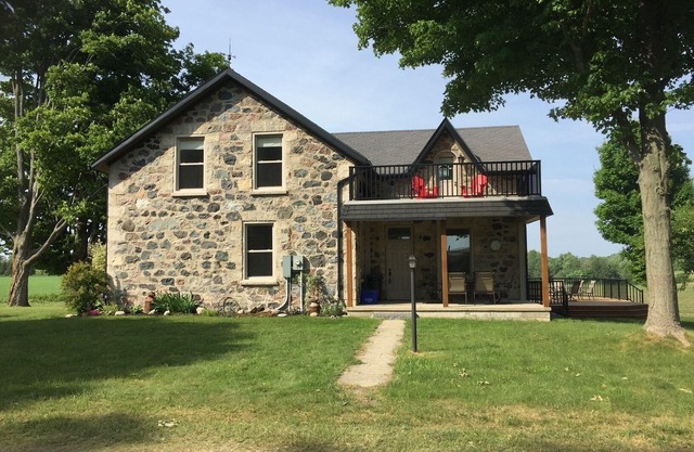 Farmhouse Retreat - 5 minutes from the beach!