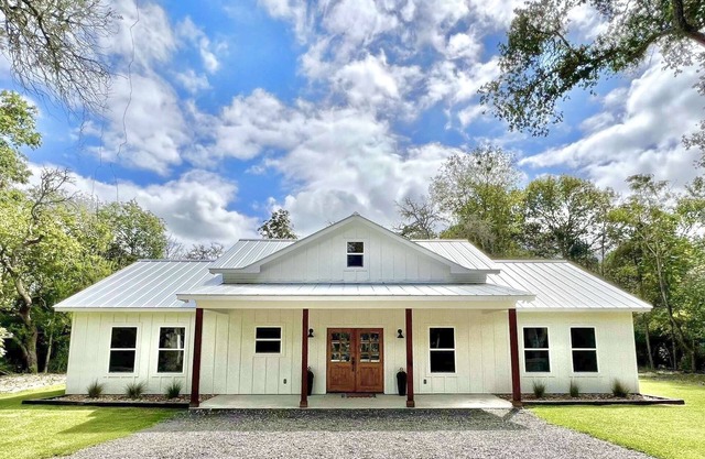 Farmhouse Retreat under the Oaks, located close to Round Top