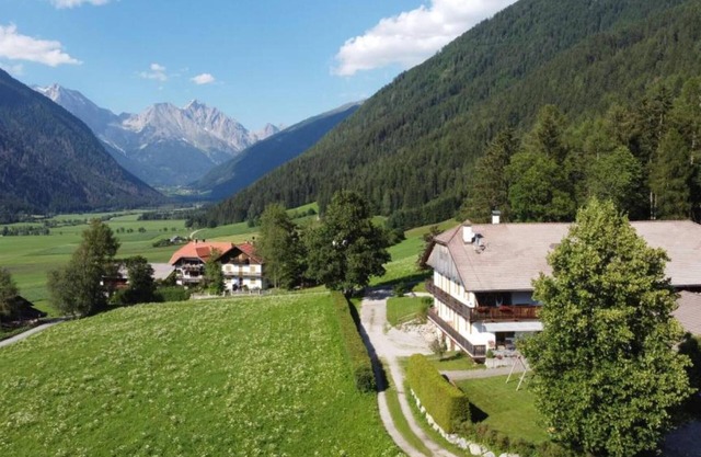 Farmhouse 'Schöpfer Hof - Urlaub Beim Biobauer' with Mountain View, Terrace and Wi-Fi