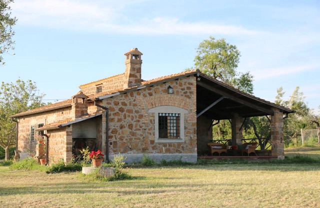 Granja rodeada de olivos centenarios a tiro de piedra del centro de Cerveteri