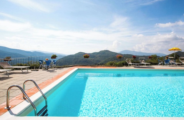 Casa rural 'Universal Harmony - Usignolo' con vistas a la montaña, piscina compartida y Wi-Fi