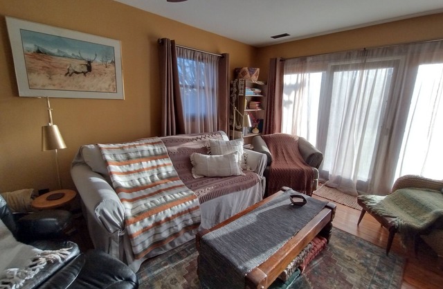 Farmhouse w/hottub room close to slopes & shores!