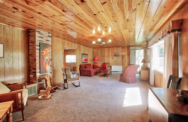 Farmhouse W/ Sheep, Llamas & donkey on the property. Spacious W/ game room!