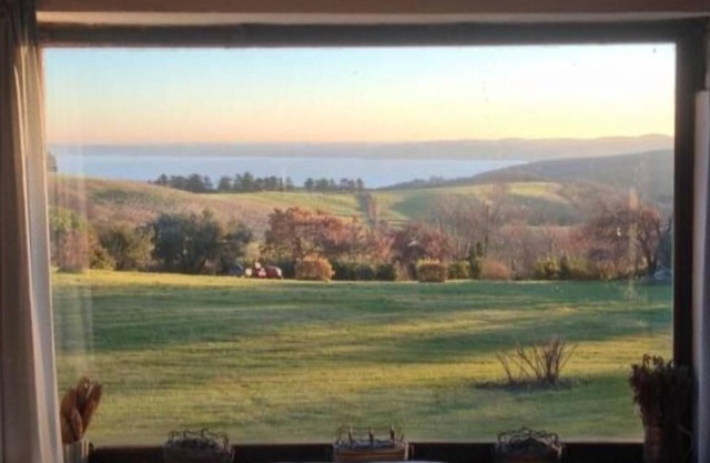 Casa de campo con piscina con una espléndida vista del lago de Bracciano.