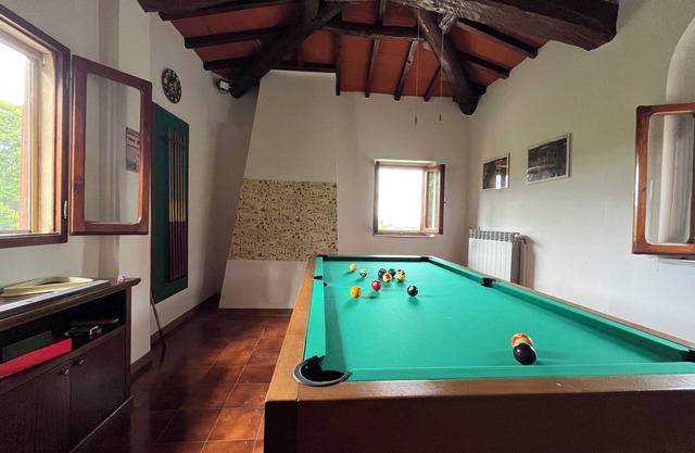 Farmhouse with fireplace, billiards,table tennis near the Chianti hills,