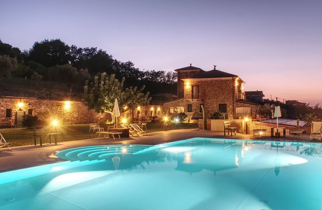 Farmhouse with infinity pool. Ideal for groups.