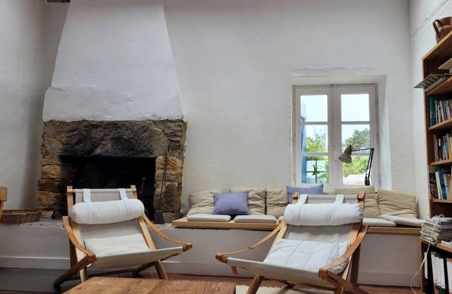 Farmhouse with large garden surrounded by sea