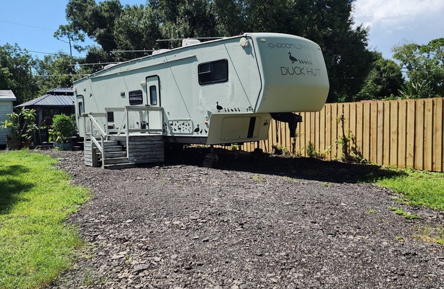 Farmstay cozy camper. 10 min to downtown. 20 miles to sanibel or ft myers Beach.