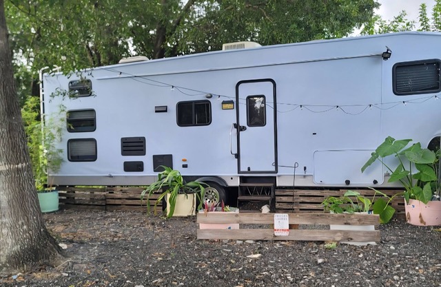 Farmstay cozy camper. 10 min to downtown. 20 miles to Sanibel. 30 min to airport