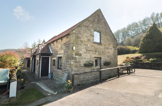 FARNDALE, pet friendly, with a garden in Glaisdale
