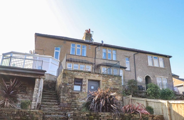 FARNHILL VIEW, pet friendly, character holiday cottage in Cross Hills