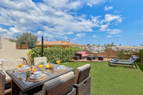 Faro IV Sun all day, Garden, BBQ, Sea Views and Pet Friendly Mijas Costa & Fuengirola
