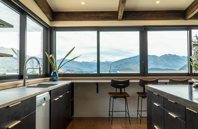 Farrant Drive - Sleeps 8 - Lake & Mountain Views - Modern & Stylish