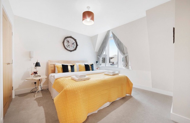 Farringdon Penthouse | Spacious 3 Bedroom 2 Bath