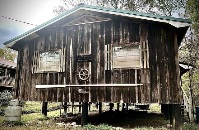 Fascinating Off-Grid River House for an Authentic Escape into Nature on the Alabama River