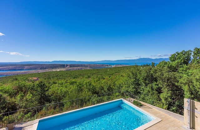 Fascinante villa con fantásticas vistas al mar a la isla de Krk con piscina privada, tenis de mesa, billar, barbacoa
