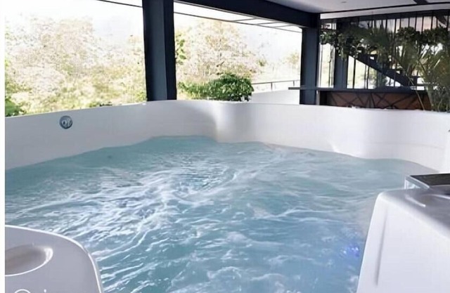 Fast wifi/10 min from beach/Rooftop jacuzzi/gym