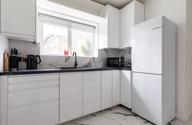 Fast WiFi, free parking, London getaway