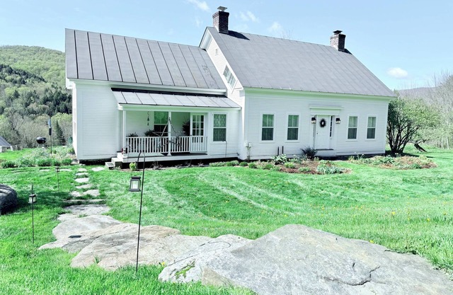 Fayston Farmhouse + 1850 Barn - Sugarbush Vermont Retreat