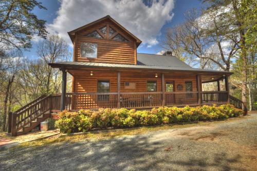 Feather Ridge - Dog-Friendly Mountain Cabin Rental Mountain Views, Hot Tub, Game Room, Outdoor Firepit, - Blue Ridge, GA