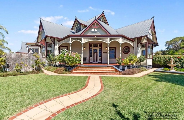 Federation home in town, close to lake & shops
