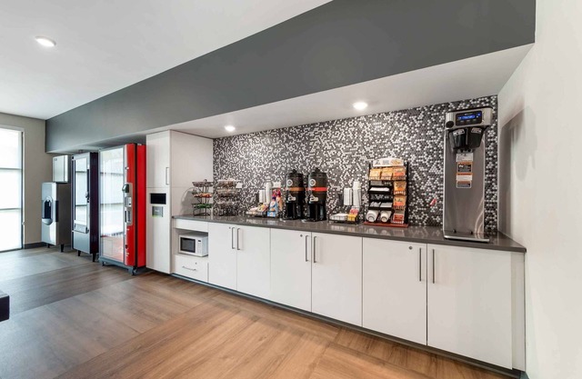 Feel at Home: 4 Suites with 2 Beds, Kitchens & Grab-and-Go Breakfast Offered