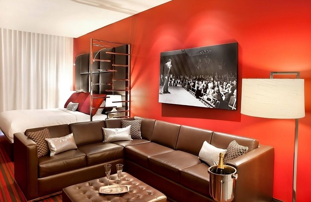 Feel Good and Fine in Las Vegas! 4 Spacious & Modern Units with Free Parking!