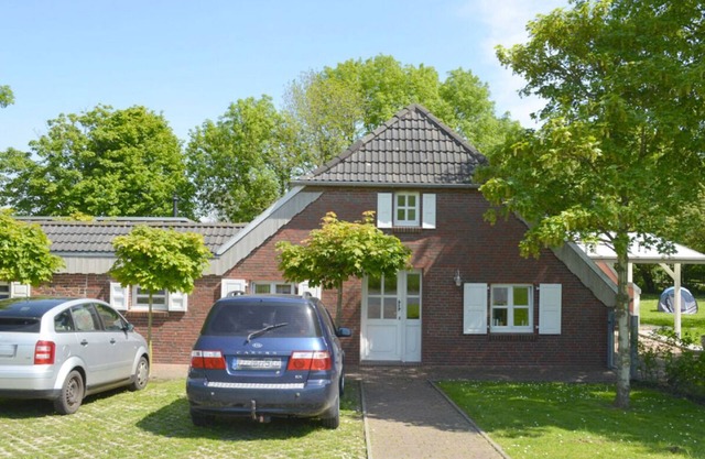 Feel-good oasis right by the sea with a beautiful garden and mature trees