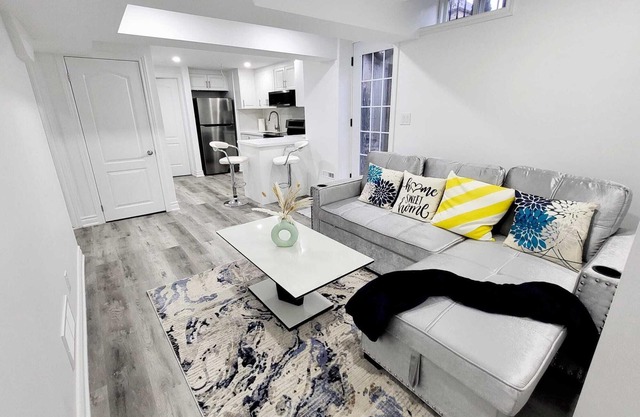 Feels like Home 15 Minutes From Toronto Pearson Airport. Cozy Apartment To Luv