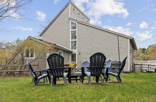 Feet from Lake & Downtown, Pond View, Hot Tub, Pet Friendly, Firepit,6BR/4Floors