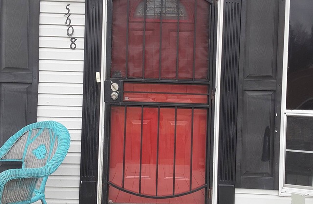 Felix Culpa 4 Red Door: Acogedora casa dúplex de 3 habitaciones cerca de Ft. Jackson, SC