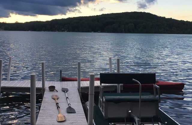 Felker's Cottage: Classic lakefront Escape with Kayaks, Boats, and Family Fun on Huffman Lake!