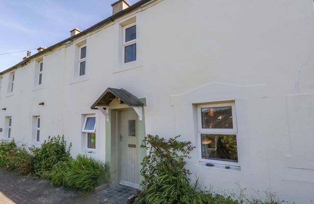 FELLSIDE COTTAGE, romantic, with open fire in Keswick