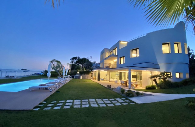 Fenandgi: Villa de lujo frente al mar con piscina y acceso directo a la playa
