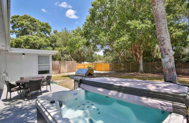Fenced in w/ Jacuzzi Close to Siesta Key Bridge
