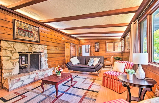 Fox River Grove Home: Pets Welcome!