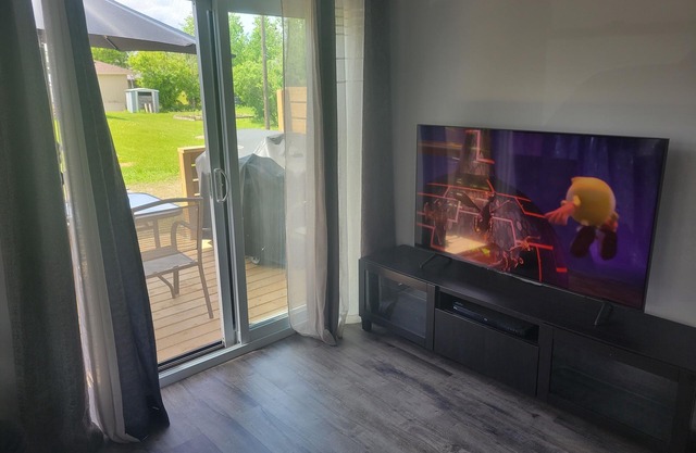 Fenelon Falls cozy 3bedroom & 1.5 bathroom house (with WIFI), steps to the lake