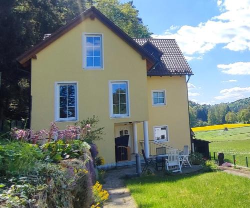 Ferienhaus am Bach mit großem Garten