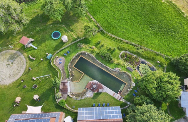 Apartamento de 2 a 6 personas, 1 a 3 dormitorios, piscina natural, zona de juegos y barbacoa, cama elástica