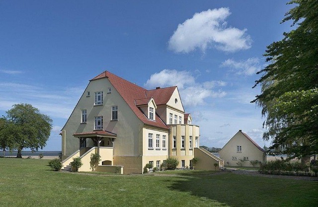 Ferienwohnung-6-direkt-am-Wasser-im-Gut-Grubnow-Ruegen