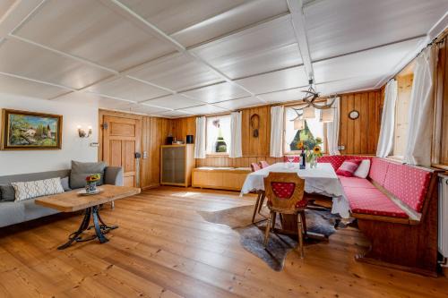 Ferienwohnung Wiesengrün - uriger Hüttenstil