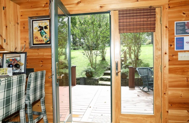 Fern Cottage - where elegance meets the mountain, by Buffalo Mountain Getaway