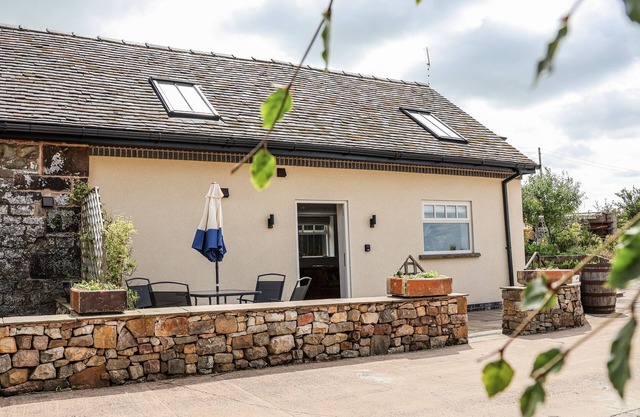 FERN COTTAGE, pet friendly, with a garden in Biddulph