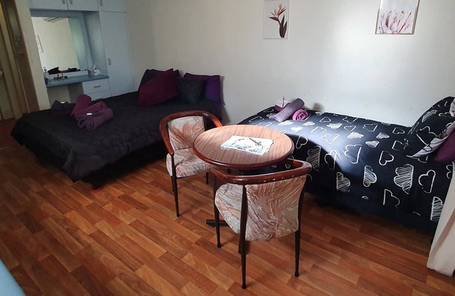 Fern's Miners Rest Cabin 2, Queen bed plus single, Large Bath, A/C, pet friendly