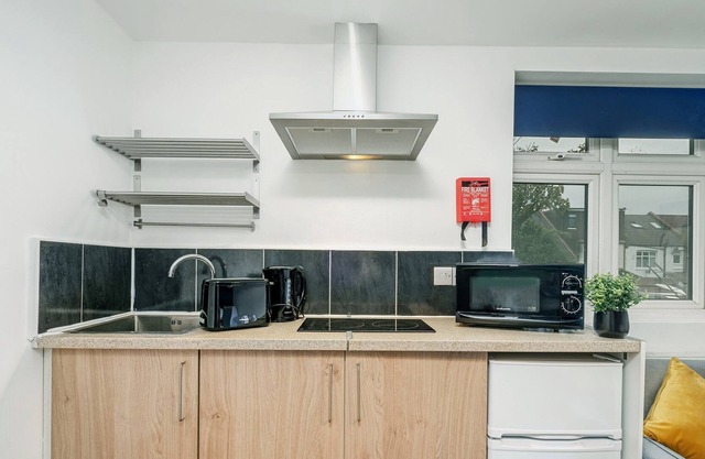 Fernbank Rooms Sudbury Hill, Harrow Self-Contained Studios with En-Suite - Apt04